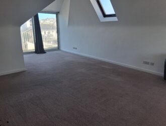 Centrally located top floor flat with balcony | 1 bedroom