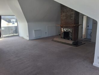 Centrally located top floor flat with balcony | 1 bedroom