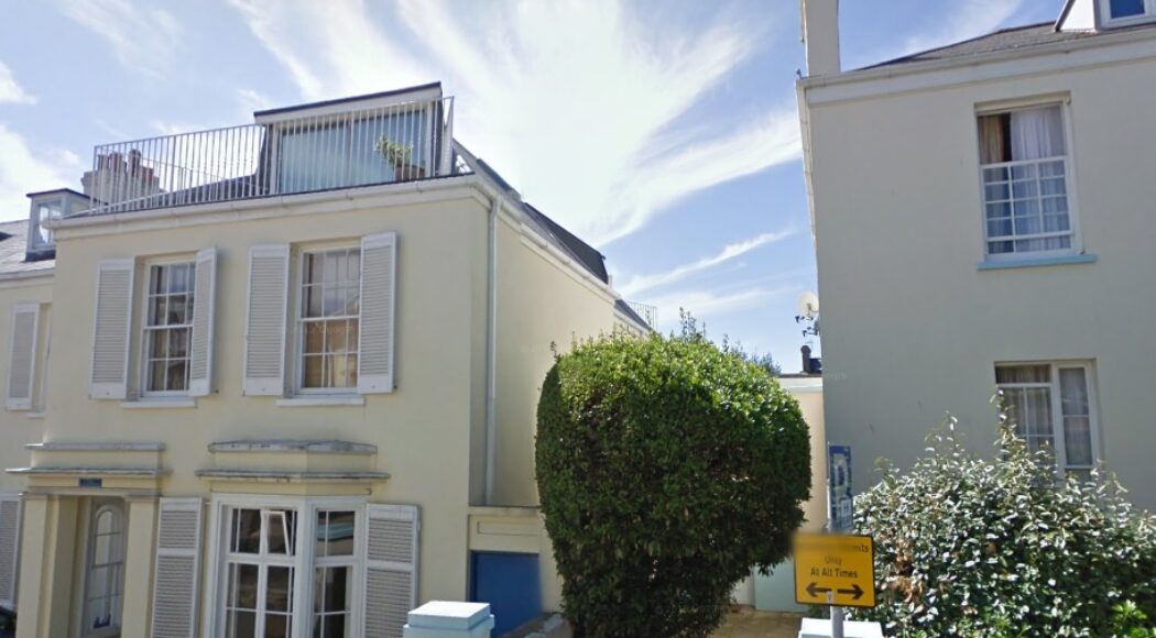 Centrally located top floor flat with balcony | 1 bedroom