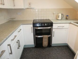 Centrally located top floor flat with balcony | 1 bedroom