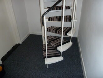 Centrally located top floor flat with balcony | 1 bedroom